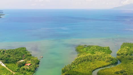 La-Desembocadura-Del-Río-Se-Encuentra-Con-El-Mar-Azul-De-La-Hermosa-Isla-De-Filipinas-En-Verano