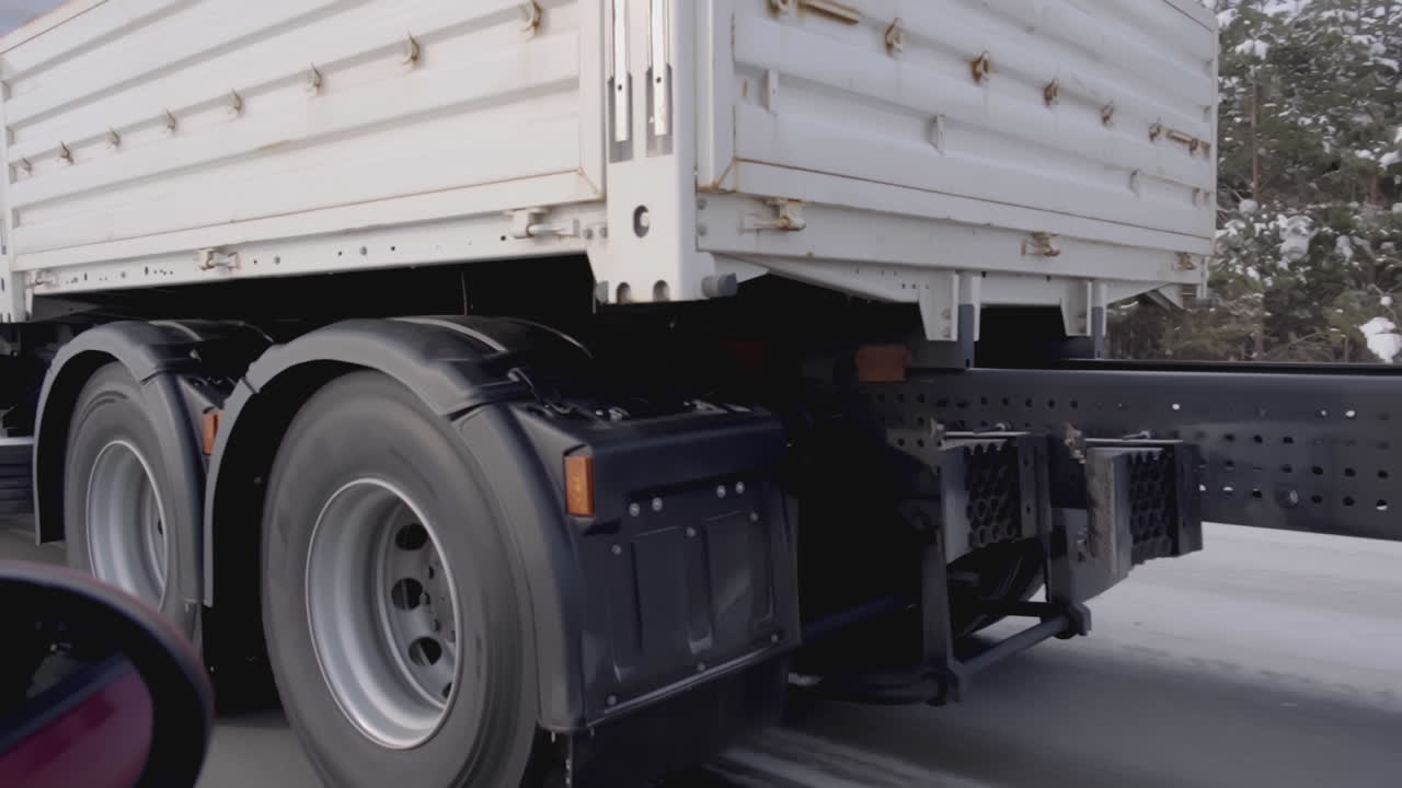 눈 인 도로 에 있는 트럭 들