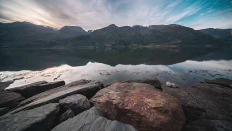 Felsige-Küste-Und-Ein-Sandiger-Fjordboden,-Der-Bei-Ebbe-Freigelegt-Wird,-Sind-Mit-Seetang-Und-Algen-Bedeckt