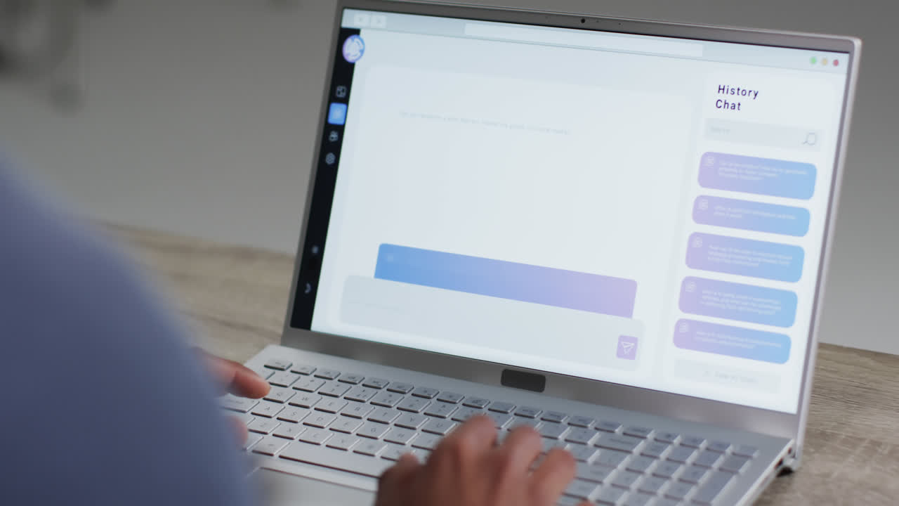 video de un hombre de negocios biracial usando una computadora portátil con chat con ai en la pantalla