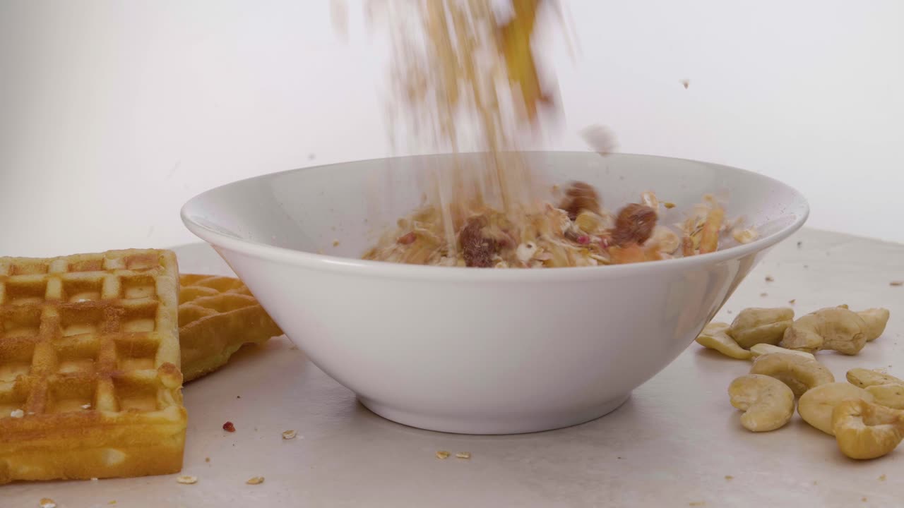 tiro giratorio estático de muesli con varias frutas y gofres con anacardos