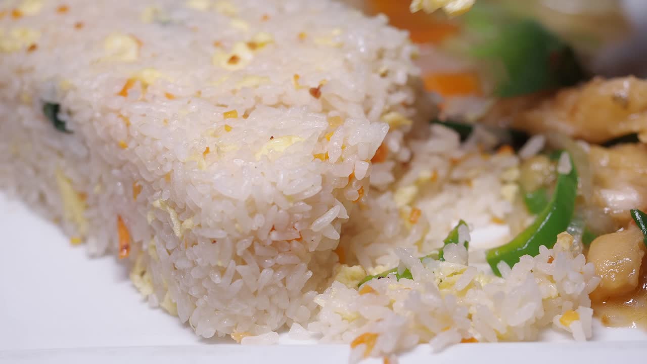 arroz frito con pollo salteado