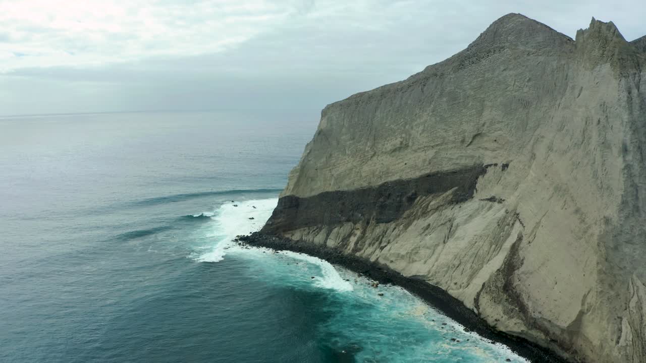 vista panorámica de los acantilados costeros de las islas de san benedicto revillagigedo, méxico