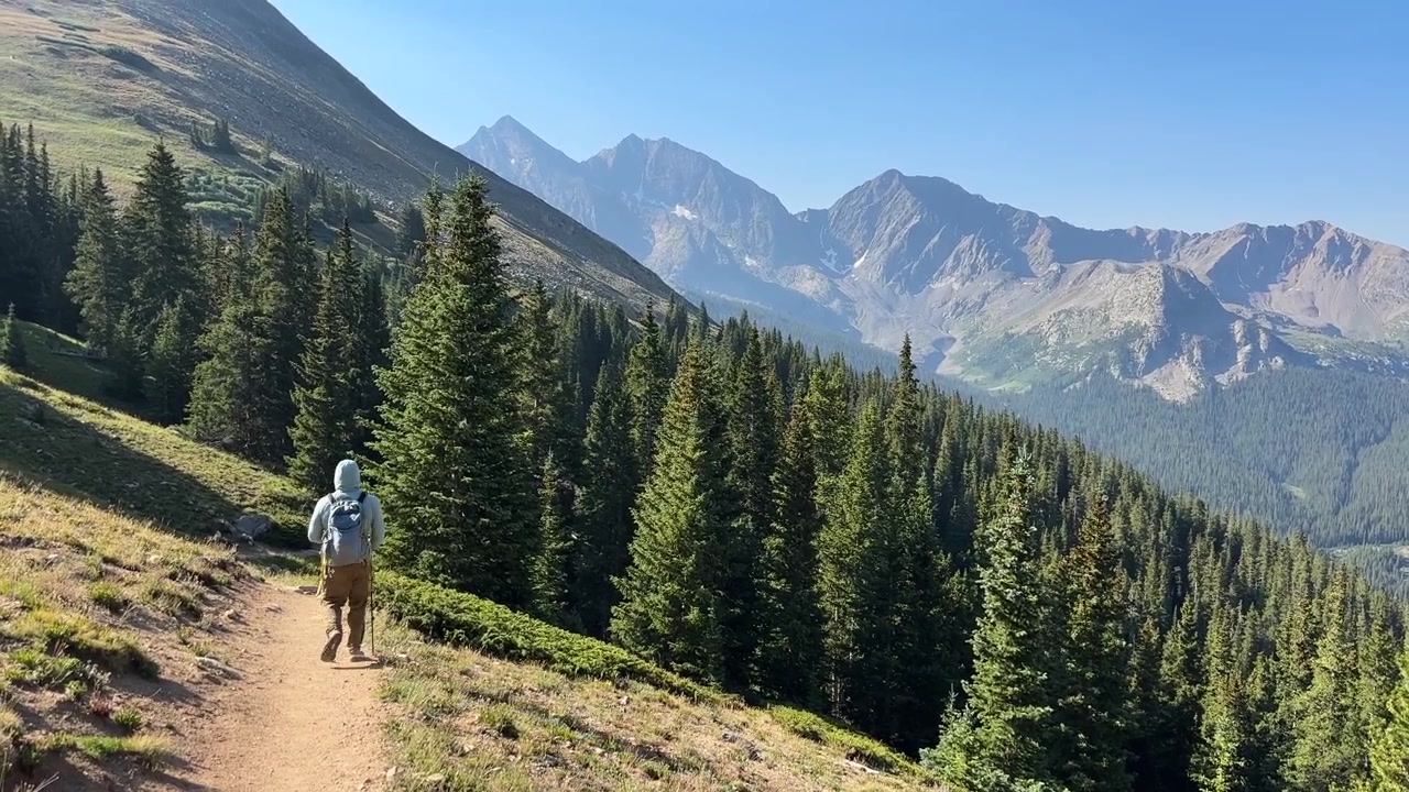 Ensom turgåer på tog i majestetisk landskap i Rocky Mountains, Sawatch Range, Collegiate Peaks, Colorado, USA