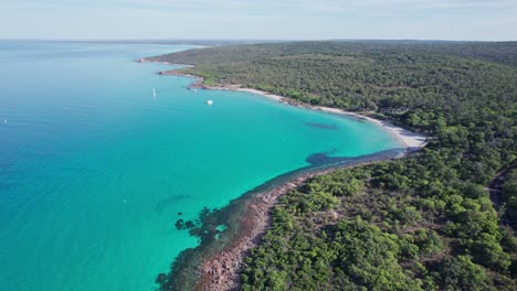 Vuelo-Aéreo-A-Lo-Largo-De-La-Costa-Hacia-La-Playa-Meelup-En-Dunsborough,-Australia-Occidental