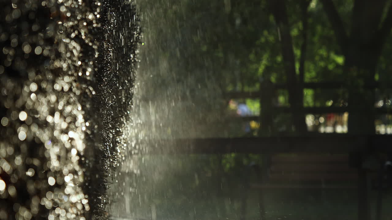 소금을 생산하는 데 사용되는 유서 깊은 오래된 졸업 탑의 얼굴 아래로 떨어지는 소금물 클로즈업 샷