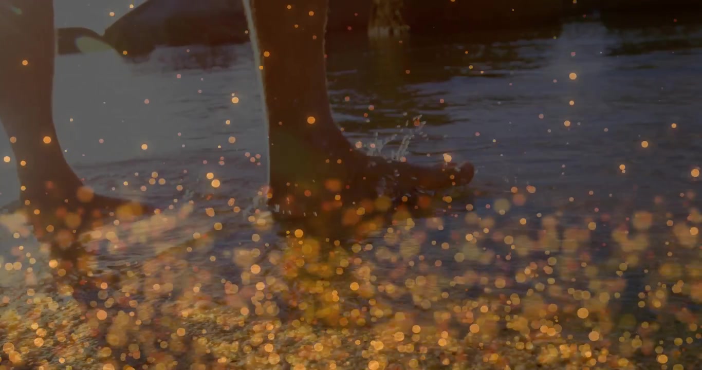 Persona a piedi nudi che cammina in acqua bassa al tramonto.
