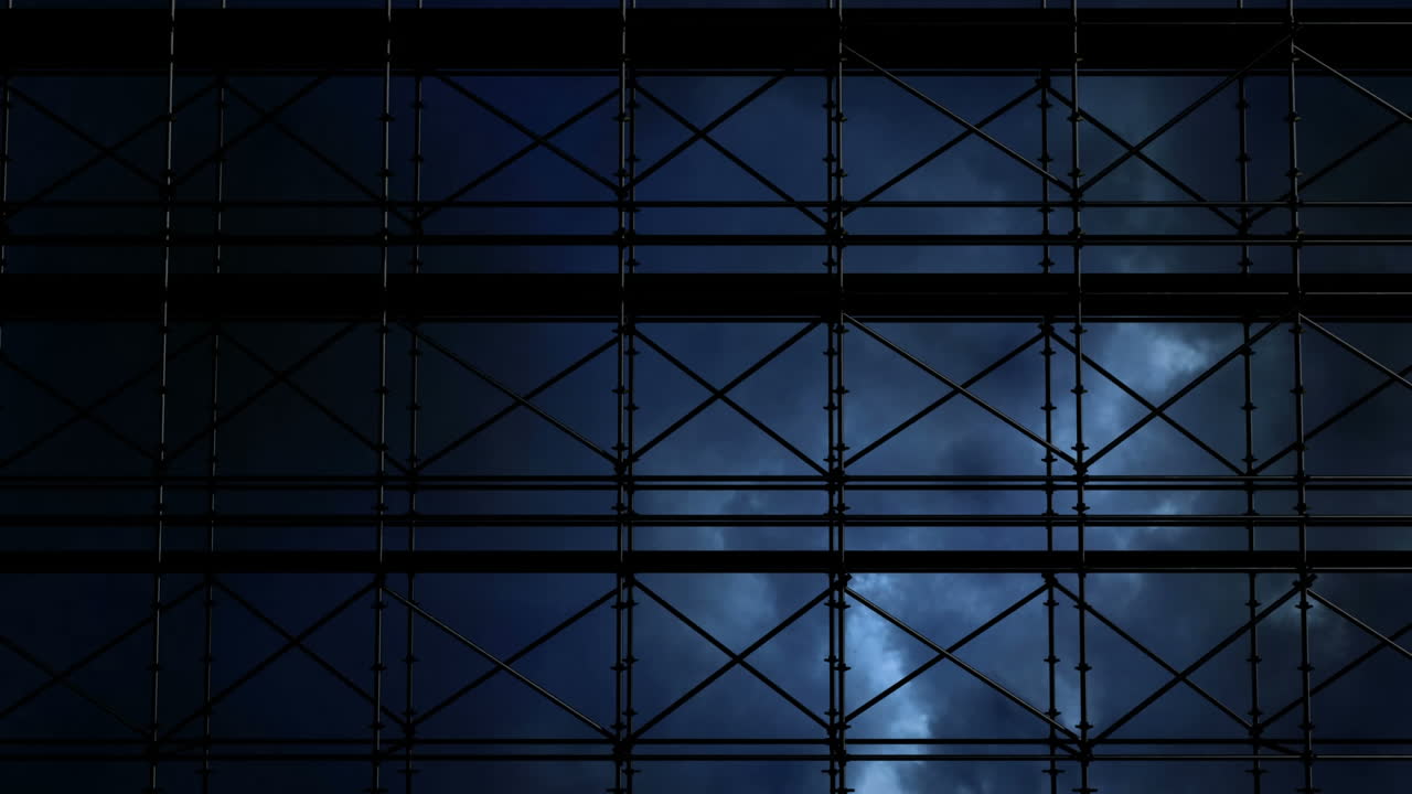 건설 현장 스카폴딩과 천둥