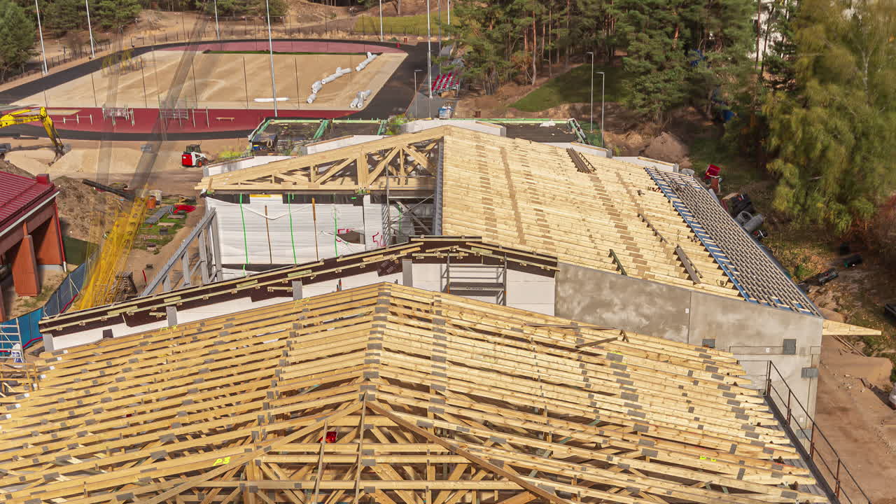construcción de techo de lapso de tiempo en una fábrica o sitio de construcción comercial desde arriba