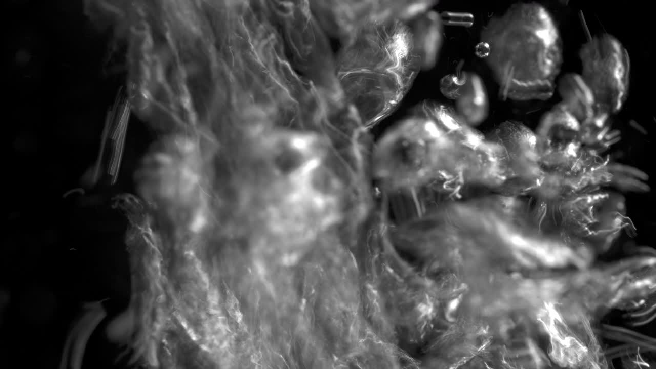 agua potable limpia filmada sobre un fondo negro