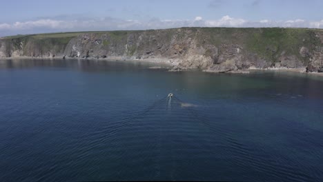 la antena se eleva desde el barco cangrejo hasta las granjas en los acantilados marinos de irlanda del sur