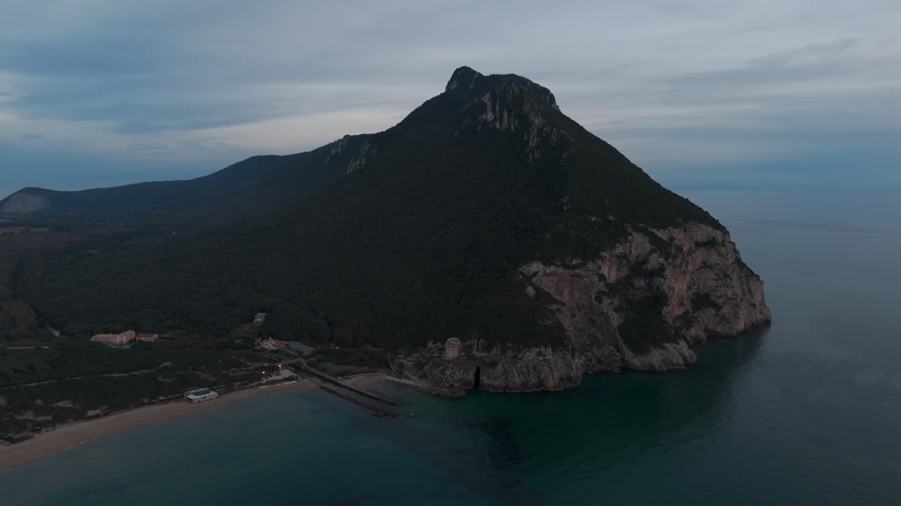 로마 근처의 이탈리아 해안선, 사바우디아, 시르세오, 시르케오 산의 도, 해가 지는 곳