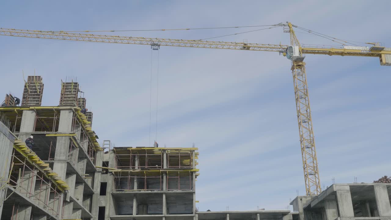 sitio de construcción de un edificio de varios pisos