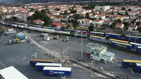 vista aérea de una estación de trenes de mercancías en una ciudad