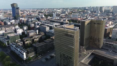 Französische-Nationalbibliothek-Oder-Bibliothèque-Nationale-Francois-Mitterrand-Mit-Tours-Duo-Wolkenkratzer-Im-Hintergrund,-Stadtbild-Von-Paris,-Frankreich