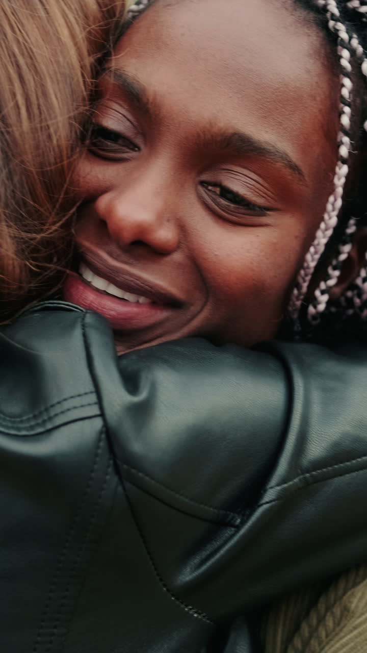 Primo piano di una donna afroamericana che abbraccia