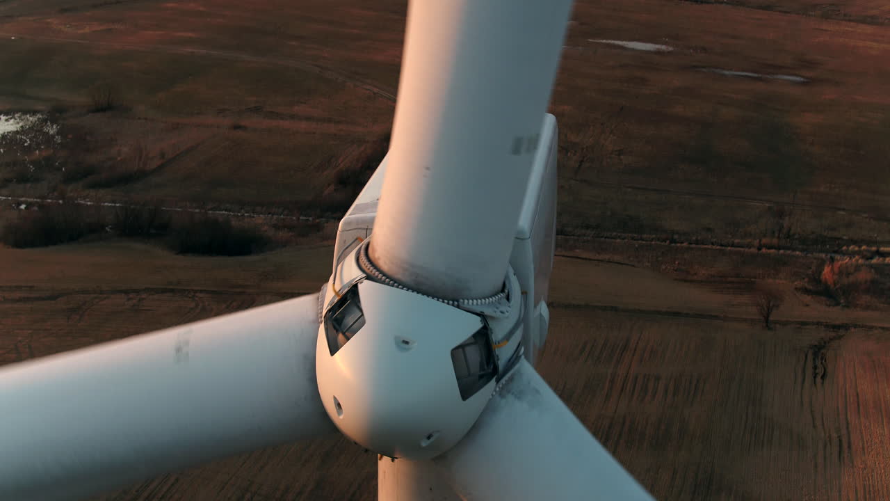 전기 풍력 터빈 회전. 바람으로 전기를 만든다