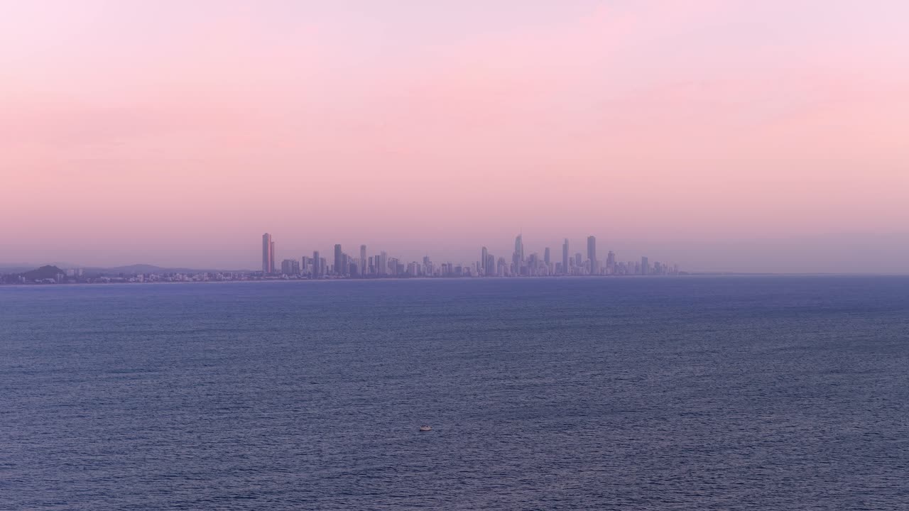 Vista do pôr do sol do horizonte da Gold Coast sobre o Oceano em Queensland, Austrália. Tomada ampla de drone.