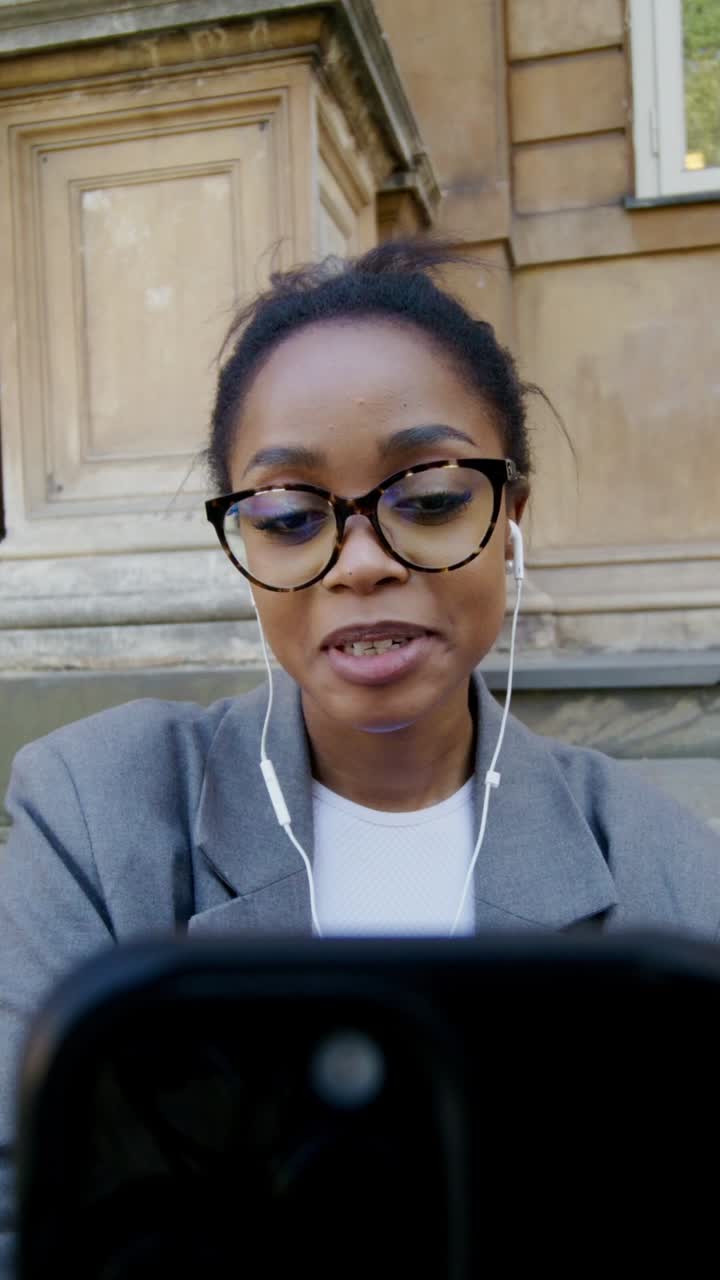 mujer usando teléfono inteligente al aire libre
