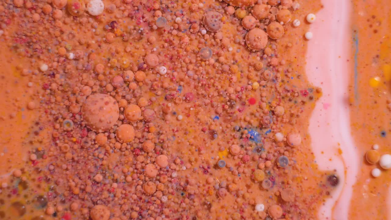 거품과 색을 가진 추상적인 액체 예술