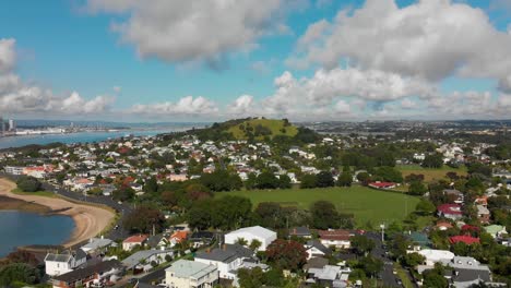 Slowmo---Überfliegen-Von-Häusern-In-Auckland,-Neuseeland