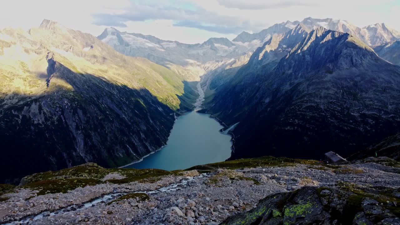 drone disparado hacia abajo hermosa vista panorámica de schlegeis stausee o embalse schlegeis en tirol, austria