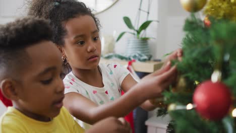 Glückliche-Afroamerikanische-Geschwister-Schmücken-Den-Weihnachtsbaum