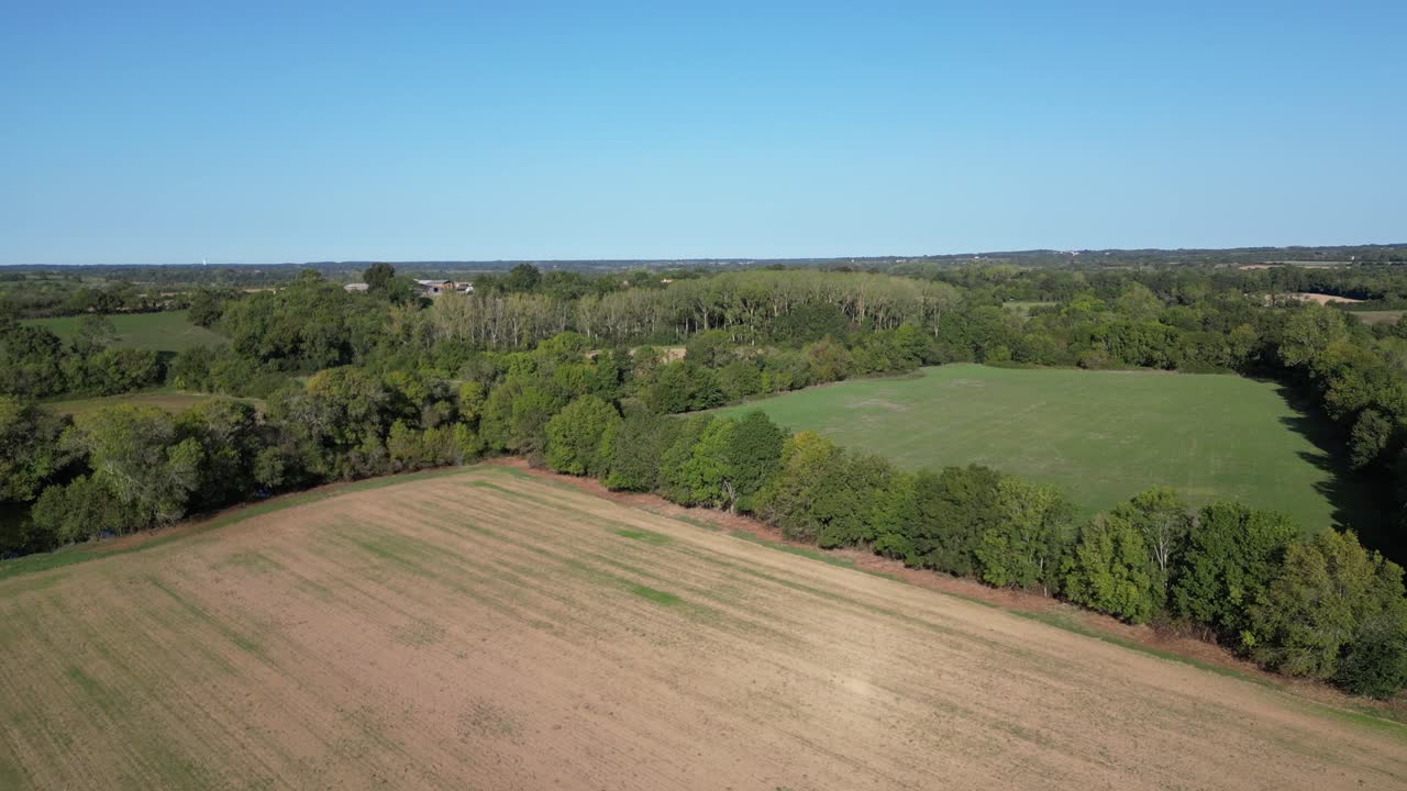 campo agrícola sembrado recientemente a finales del verano en francia