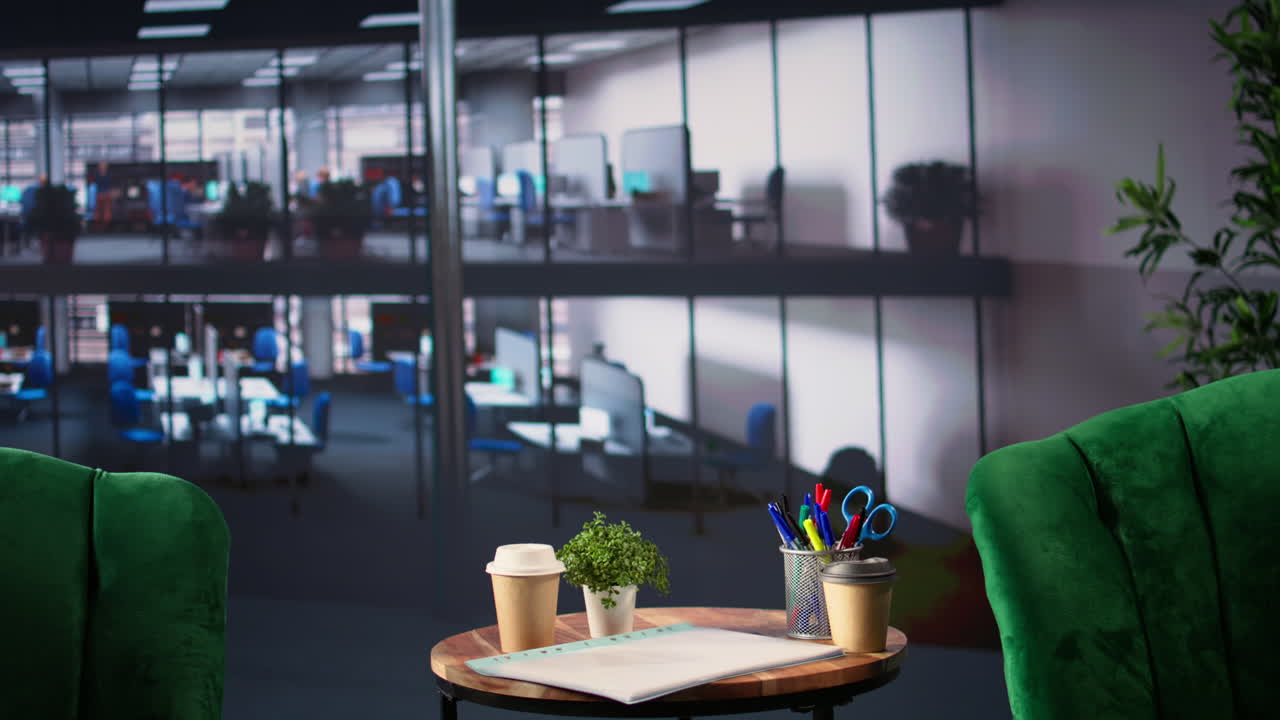 커피와 재료가 있는 현대적인 사무실 회의 공간