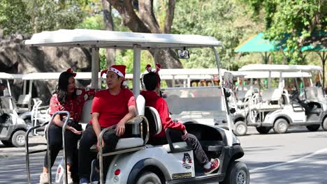 familia disfrutando de un paseo festivo en el carrito de golf