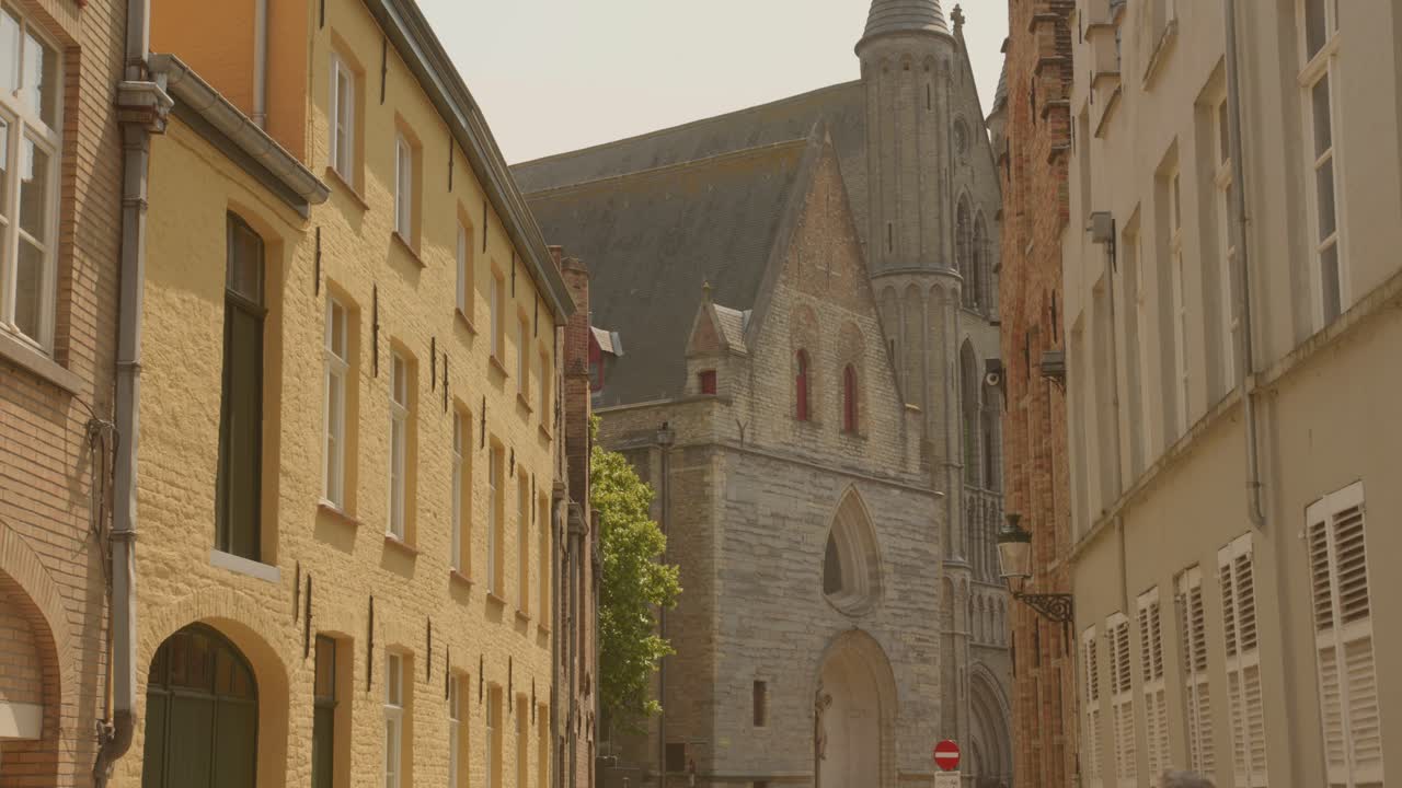 Vista esterna della Chiesa di Nostra Signora dalla strada a Bruges, Belgio.