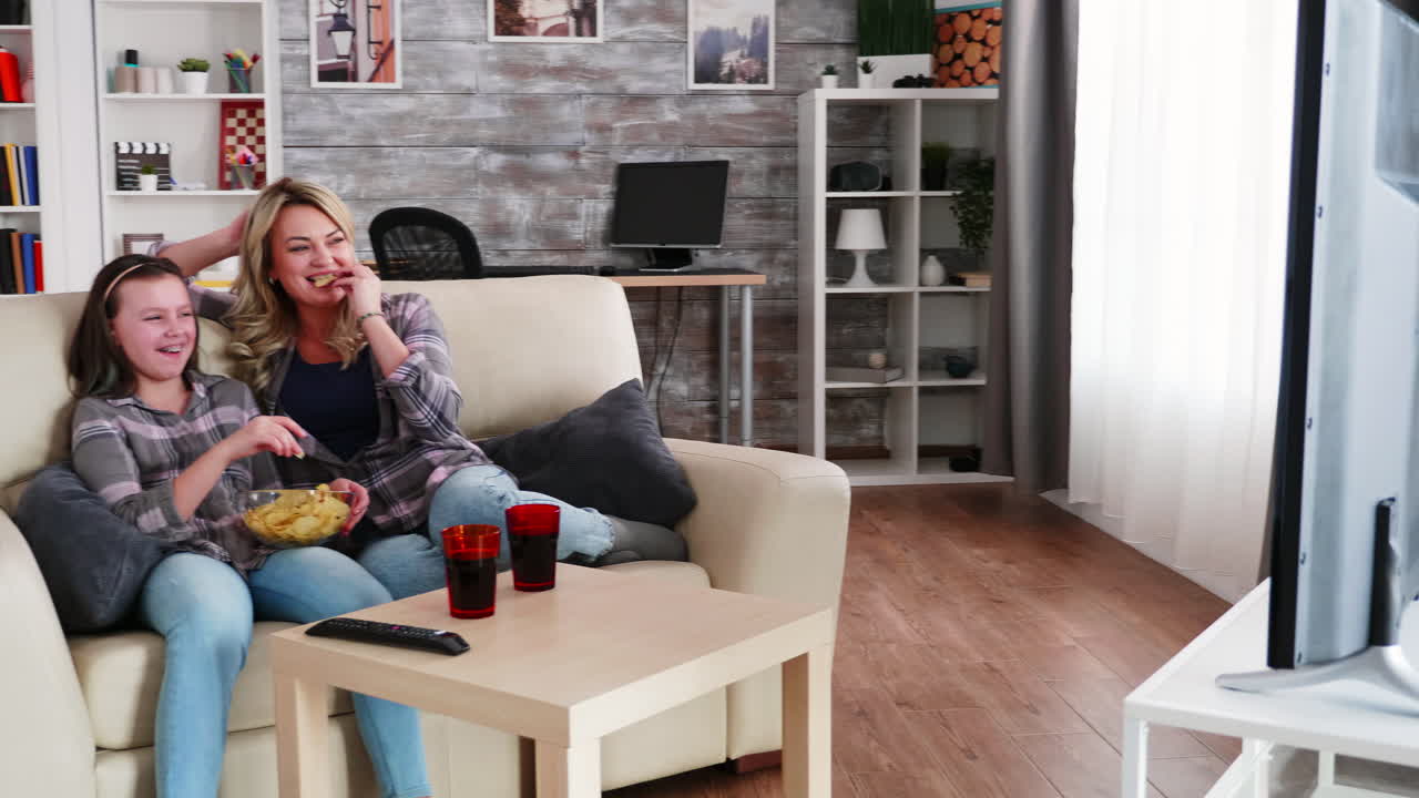 어린 어머니와 그녀의 작은 딸