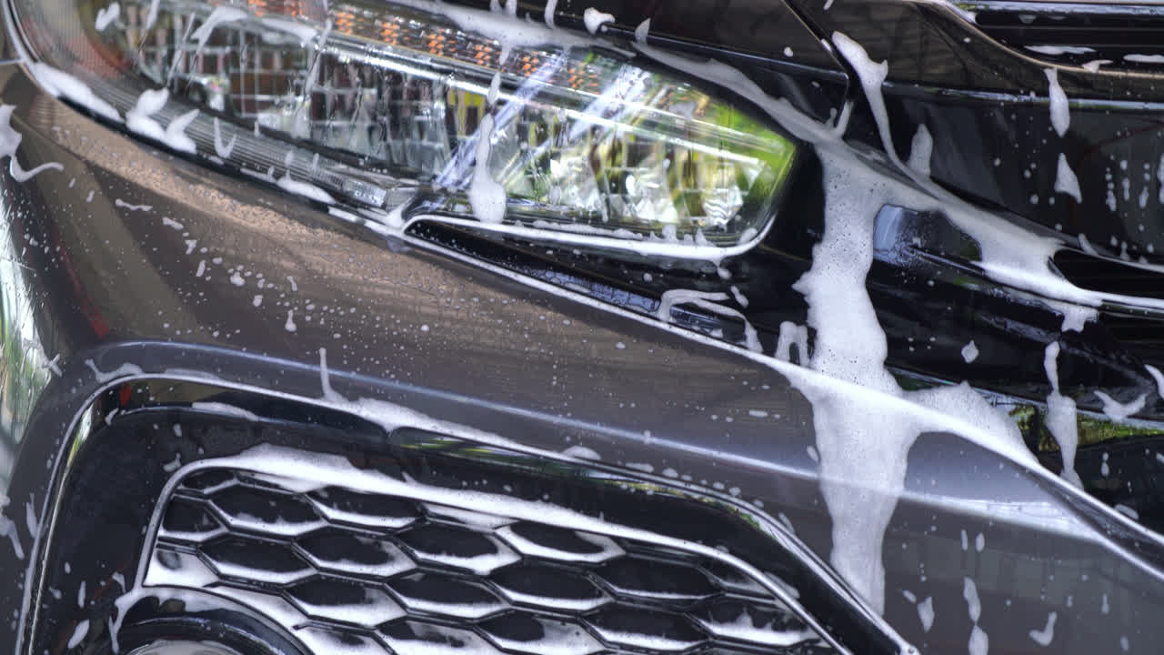 lavar carro com espuma no carcare