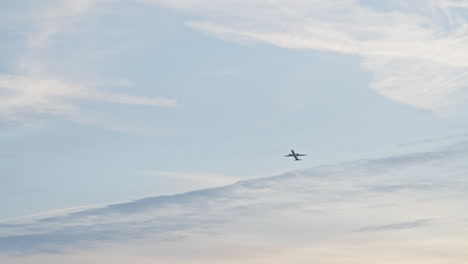 Abflug-Eines-Flugzeugs-Vom-Münchner-Flughafen-Vor-Einem-Wunderschönen-Morgendlichen-Blauen-Himmel-Und-Stimmungsvollen-Wolken