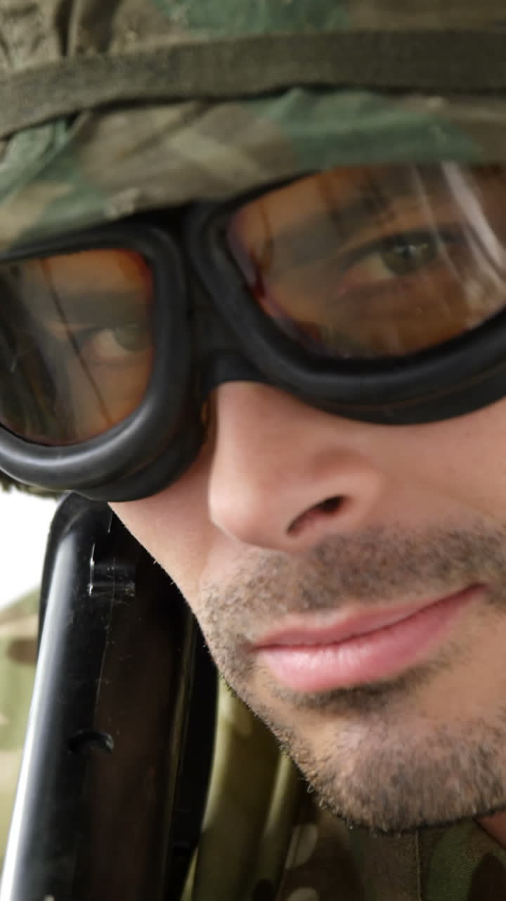 soldado apuntando un rifle sobre un fondo blanco