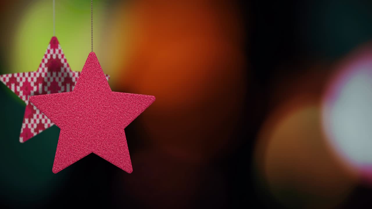 los adornos de las estrellas de navidad se mueven en el fondo de bokeh.
