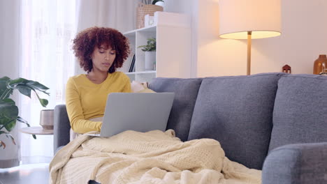 mujeres empresarias o freelancers haciendo una lluvia de ideas