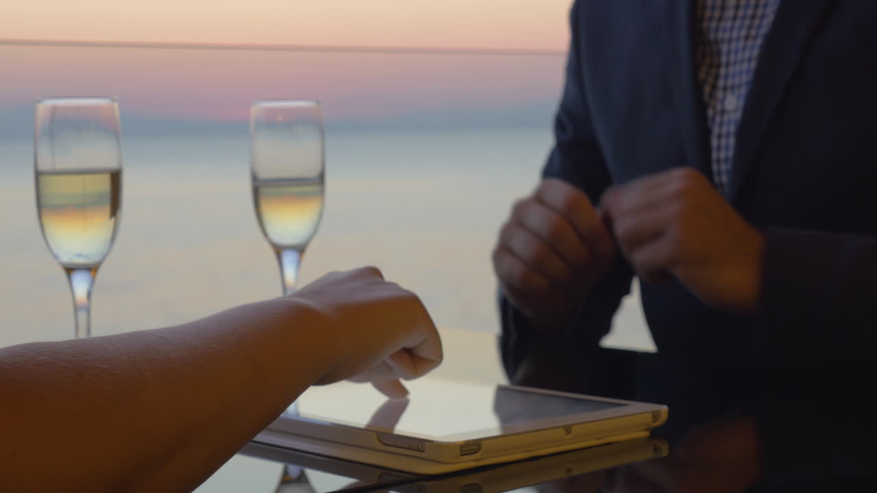 거래를 하고 와인을 마시는 사업가들