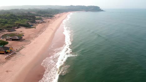 goa sinquerim dron de playa vista de pájaro dron bajando hacia la playa