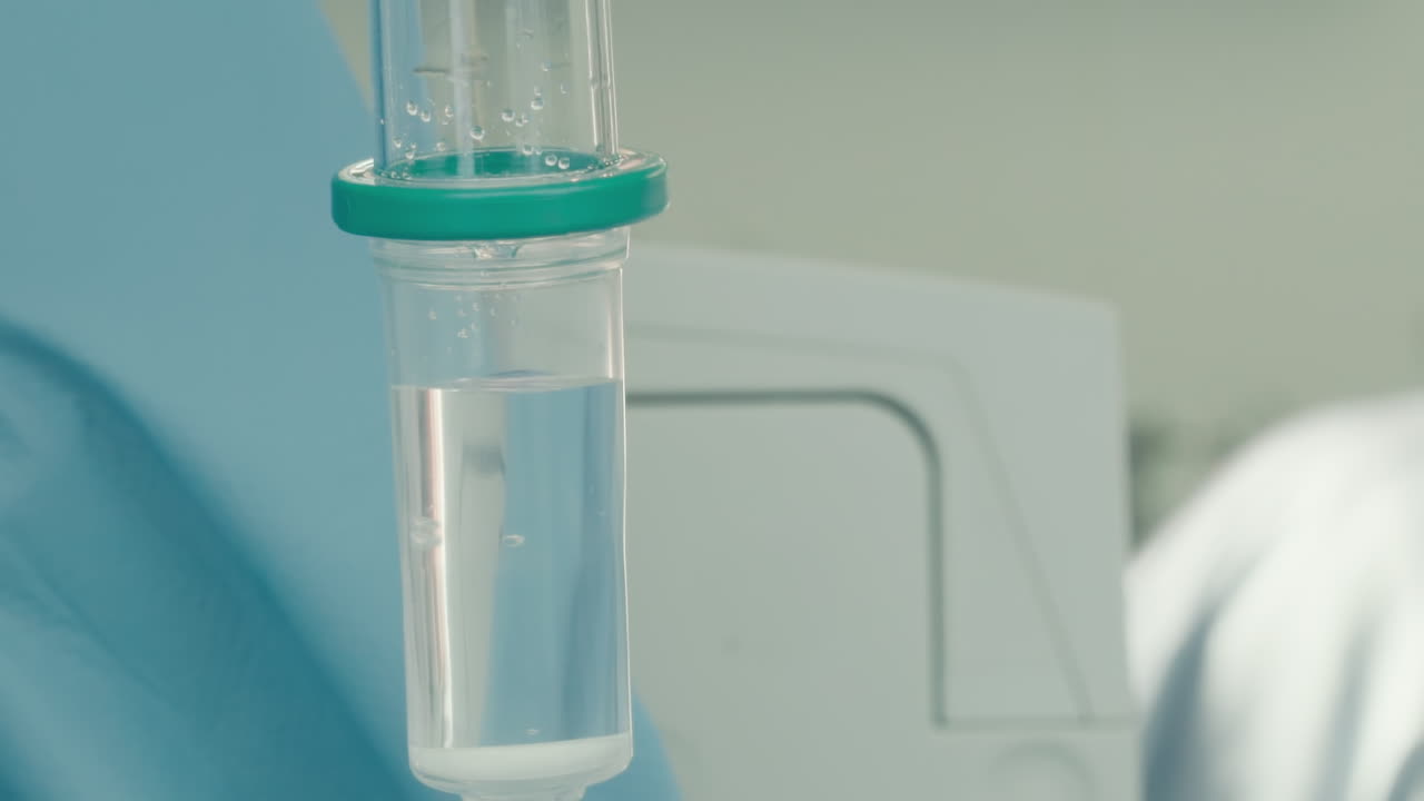 медицинское оборудование обеспечивает точный контроль над введением жидкости, гарантируя, что пациент остается гидратированным.