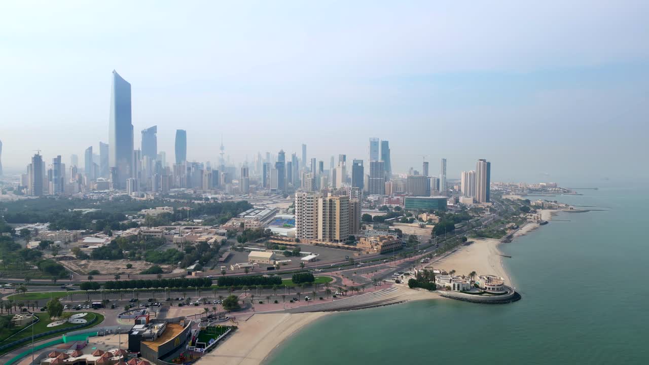 vista aérea de la ciudad de kuwait con playa y bahía en el golfo pérsico, oriente medio