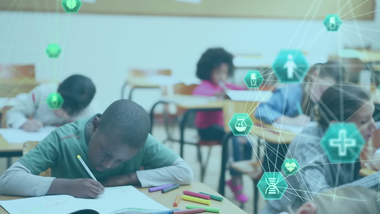 animación de globos de iconos médicos contra diversos estudiantes que estudian en la clase en la escuela