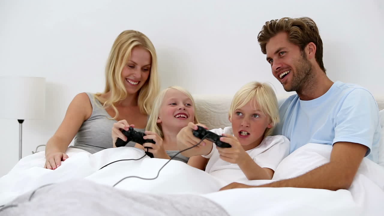 부모 들 이 자녀 들 이 비디오 게임 을 하는 것 을 보고 있다