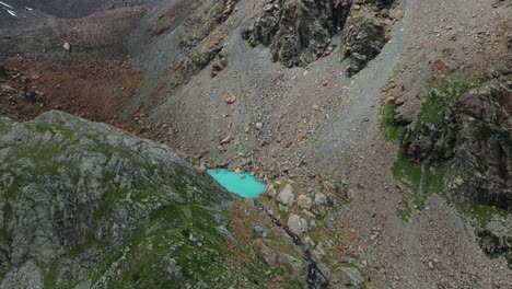 pequeño lago colorido turquesa en valtellina en la temporada de verano, norte de italia