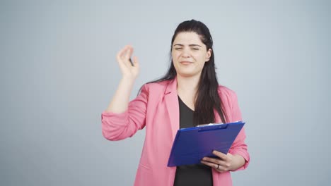 mujer de negocios oliendo sudor expresando negatividad en la cámara.