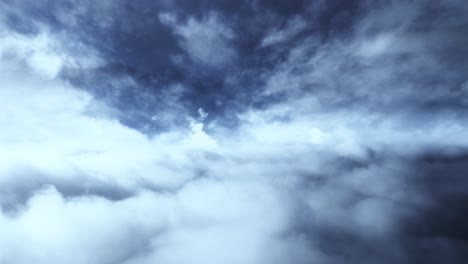 tormenta de lapso de tiempo al volar a través de nubes blancas en el cielo