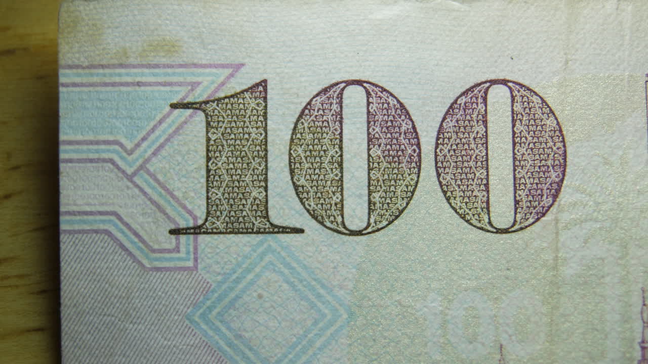 макроснимок обычной бумажной банковской не-деньги-валюты саудовской аравии купюры в 100 риялов