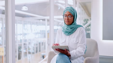 senior, mujer de negocios en hijab con tableta