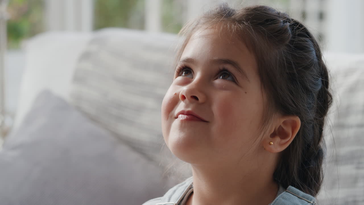 la abuela besando suavemente a la niña en la frente mostrando amor por la nieta orgullosa abuela sintiendo amor por el nieto 4k