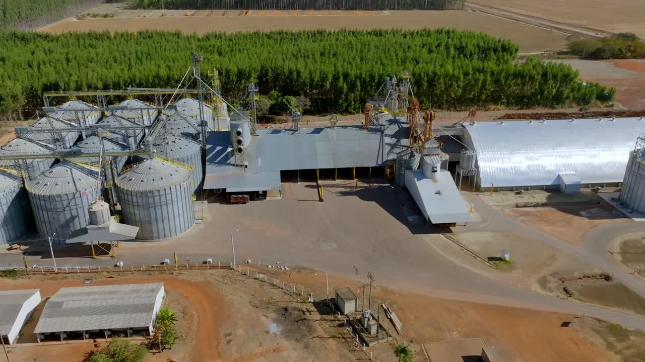 espectacular vista aérea de los silos de almacenamiento de trigo y sorgo capturada por un avión no tripulado en órbita